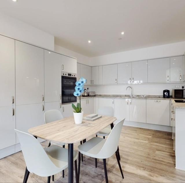 Spacious Two Bedroom Apartment With Valley Views Abertillery エクステリア 写真