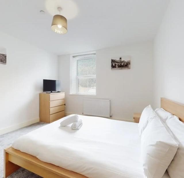Spacious Two Bedroom Apartment With Valley Views Abertillery エクステリア 写真