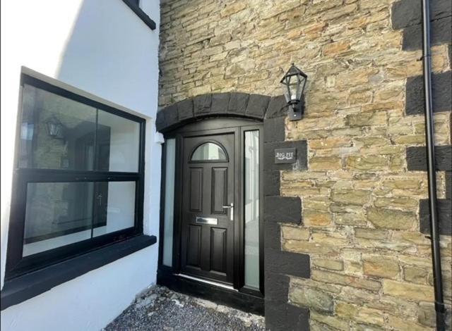 Spacious Two Bedroom Apartment With Valley Views Abertillery エクステリア 写真