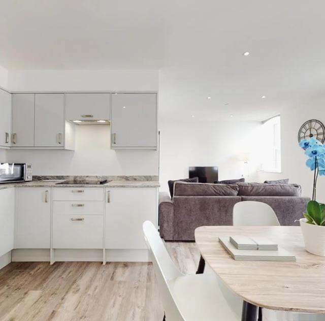 Spacious Two Bedroom Apartment With Valley Views Abertillery エクステリア 写真